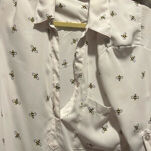 Collard blouse bee print